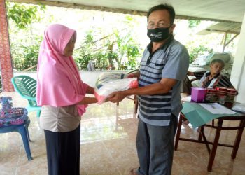 Pemdes Babatan Ilir Salurkan Bantuan Beras ke 40 Warganya Yang Miskin